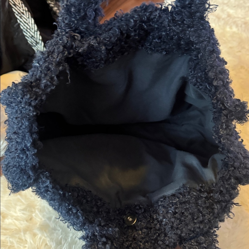 Elegant Black Textured Women's Tote Bag - Picture 2 of 3